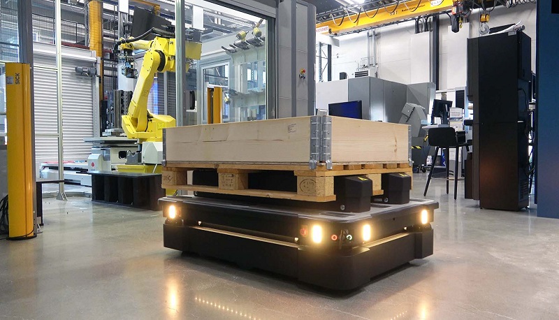 astems integra equipos AGV y AMR para automatizar el taller CNC